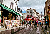 Parigi, Montmartre, rue du Norvins nei pressi della cattedrale del Sacro Cuore.