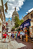 Parigi, Montmartre, rue du Chevalier Barre ai piedi della cattedrale del Sacro Cuore.