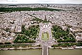 Parigi, Torre Eiffel seconda terrazza, il Pont d Iena e il Trocadéro oltre la Senna, sul fondo il Bois de Bulogn e la Defense. 