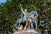 Parigi, parvis della cattedrale di Notre Dame. Statua in bronzo di Carlo Magno e dei suoi paladini (1882)-
