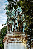 Parigi, parvis della cattedrale di Notre Dame. Statua in bronzo di Carlo Magno e dei suoi paladini (1882). 