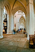 Quimper, la Cathdrale Saint-Corentin de Quimper, interno si nota il disassamento fra la navata e il coro.