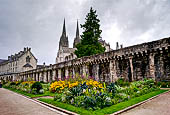 Quimper, passeggiata lungo l'Odet, il tratto di bastioni che delimita il nucleo iniziale della citt si intravedono le guglie della cattedrale.