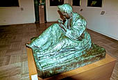 Quimper, Museo delle Belle Arti. Brodeuse de Pont-l'Abb (1907) statua in bronzo di Ren Quillivic.