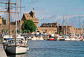 Saint-Malo, Bretagna. Chteau. Il castello dei duchi di Bretagna (XV secolo) dal Bassin Vauban, dove ormeggiano le barche da diporto.
