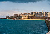 Saint-Malo, Bretagna. Tratto settentrionale delle mura viste dal Mle des Noires. 