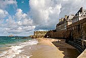 Saint-Malo, Bretagna. Le  mura settentrionali e i Bastion de la Hollande.