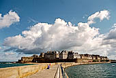 Saint-Malo, Bretagna. Vista della citt dal Mle des Noires. 