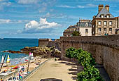 Saint-Malo, Bretagna. Le  mura settentrionali sulla Plage de Bon-Secours e la Tour Bidouane. 