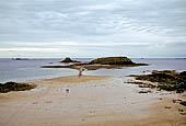 Saint-Malo, Bretagna. L'isolotto di Grand B, con la tomba dello scrittore Chateaubriand e del Petit B, col piccolo forte, raggiungibili a piedi con la bassa marea.