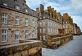 Saint-Malo, Bretagna. Il giro dei bastioni nei pressi della porta Dinan. Le Case degli Armatori (XVIII secolo).