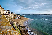 Saint-Malo, Bretagna. Le  mura settentrionali sulla Plage de Bon-Secours. 