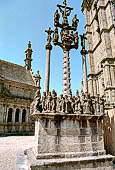 Il complesso parrocchiale, enclos, di Saint Thgonnec. Il calvario.