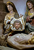 Il complesso parrocchiale, enclos, di Saint Thgonnec. Dettaglio del gruppo in legno policromo ' la deposizione' (XVII sec) nella cripta dell'Ossario. 