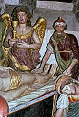 Il complesso parrocchiale, enclos, di Saint Thgonnec. Dettaglio del gruppo in legno policromo ' la deposizione' (XVII sec) nella cripta dell'Ossario. 