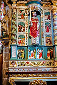 Il complesso parrocchiale, enclos, di Guimiliau. La pala d'altare dedicata al santo patrono nella chiesa di San Miliau. 