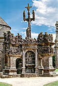 Il complesso parrocchiale, enclos, di Guimiliau. Il calvario. 