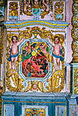 Il complesso parrocchiale, enclos, di Lampaul-Guimiliau. Chiesa di Notre-Dame, retablo di San Giovanni Battista, dettaglio del giudizio Universale con San Michele. 