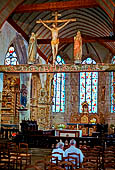 Il complesso parrocchiale, enclos, di Lampaul-Guimiliau. All'interno della chiesa si trova una trave trionfale (poutre de gloire) risalente al XVI secolo. 
