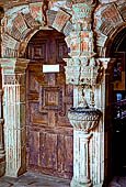 Il complesso parrocchiale, enclos, di Guimiliau. Acquasantiera del portico sud della chiesa di St Miliau. 