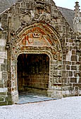 Il complesso parrocchiale, enclos, di La Martyre. Il portico meridionale della chiesa di S. Salomone (1450). 