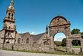Il complesso parrocchiale, enclos, di S.te Marie du Mnez Hom (Crozon). La porta trionfale. 