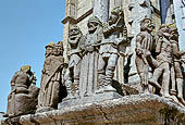 Il complesso parrocchiale, enclos, di Saint Thgonnec. Dettaglio del calvario, gruppo del Cristo oltraggiato.
