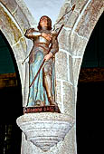 Il complesso parrocchiale, enclos, di Guimiliau. Statua di Giovanna d'Arco all'interno della chiesa di San Miliau. 