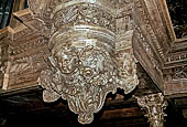 Il complesso parrocchiale, enclos, di Guimiliau. Dettaglio dell'organo della chiesa.