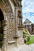 Il complesso parrocchiale, enclos, di Guimiliau. Dettaglio del portico della chiesa.
