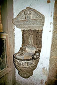 Il complesso parrocchiale, enclos, di Guimiliau. Acquasantiera. 
