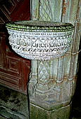 Il complesso parrocchiale, enclos, di Guimiliau. Acquasantiera. 
