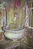 Il complesso parrocchiale, enclos, di La Martyre. Acquasantiera all'interno del portico meridionale della chiesa di San Salomone. Raffigurazione della morte, l'ankou, con una testa decapitata.