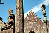 Il complesso parrocchiale, enclos, di S.te Marie du Mnez Hom (Crozon). Maria Maddalena inginocchiata ai piedi della croce.. 
