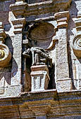 Il complesso parrocchiale, enclos, di S.te Marie du Mnez Hom (Crozon). Dettaglio della Piet sul portale della chiesa. 