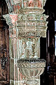Il complesso parrocchiale, enclos, di Guimiliau. Acquasantiera del portico sud della chiesa di St Miliau. Dettaglio dell'angelo munito di aspersori. 