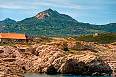 Ile Rousse - Vista al tramonto circondata dalle montagne dell'interno.