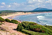 Spiaggia di Porto Ferro. Sullo sfondo Monte Timidone. 