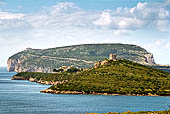 Penisola di Capocaccia: La baia di Porto Conte e la torre del Tramariglio. 
