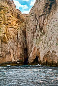 Le falesie di Capocaccia, viste dal battello per la grotta di Nettuno. 