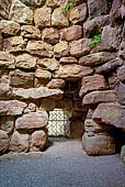 Torralba. Nuraghe di Santu Antine: interno della torre al vertice settentrionale del bastione e ingresso esterno (posterla).