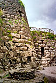 Torralba. Nuraghe di Santu Antine: cortile con pozzo ed ingressi al mastio e al bastione. 