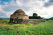 Torralba. Nuraghe di Santu Antine. Ricostruzione di una antica capanna di villaggio nuragico all'ingresso al sito archeologico.