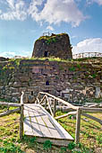Torralba. Nuraghe di Santu Antine: ingresso al bastione e particolare del mastio con finestrone. 