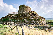 Torralba. Nuraghe di Santu Antine: particolare dell'angolo nord  del bastione e mastio.
