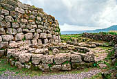 Torralba. Nuraghe di Santu Antine: resti del villaggio nuragico davanti il lato nord-occidentale del bastione (capanna 1).