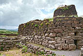 Torralba. Nuraghe di Santu Antine: lato meridionale del bastione e ingresso al monumento.