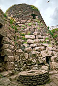 Torralba. Nuraghe di Santu Antine: Mastio e dettaglio del pozzo.. 