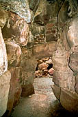 Torralba. Nuraghe di Santu Antine: interno della galleria di collegamento e la torre est (?).