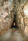 Torralba. Nuraghe di Santu Antine: galleria di collegamento interno tra le torri ai vertici del bastione. 